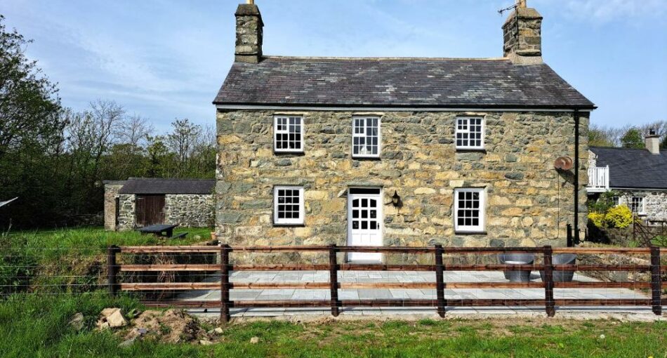 Ty Bwlcyn holiday cottage and glamping pods near Pwllheli in North Wales