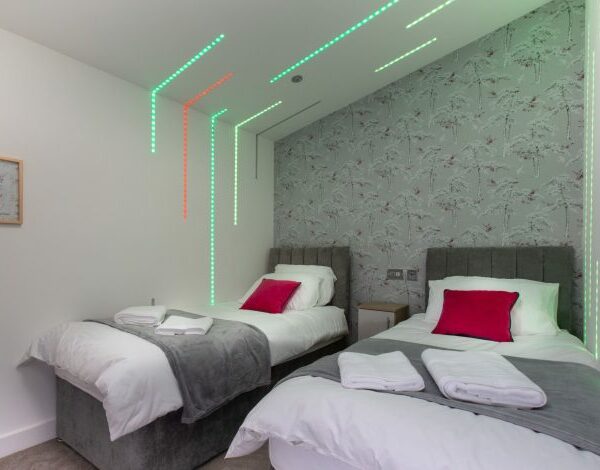 A twin bed lodge bedroom at Noah's Retreat in Lincolnshire